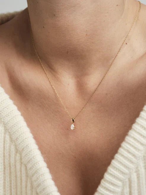 Name necklace white gold: is it worth the price? - Moonela UK