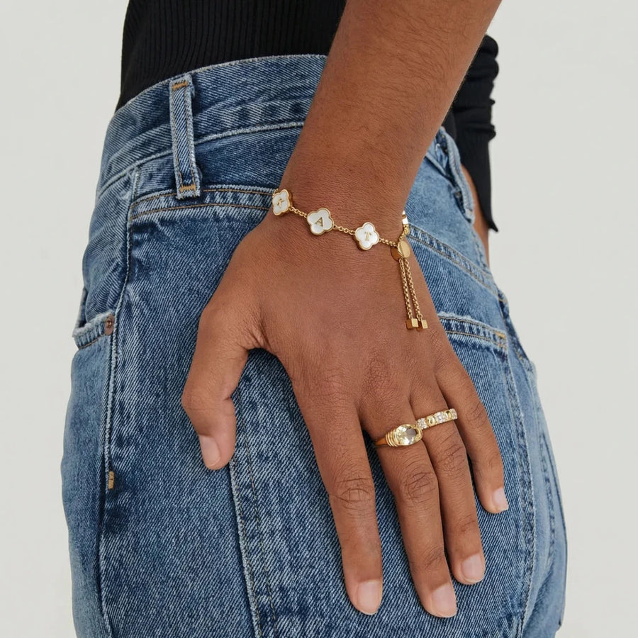 Clover pearl initial bracelet in 18k gold with freshwater pearl