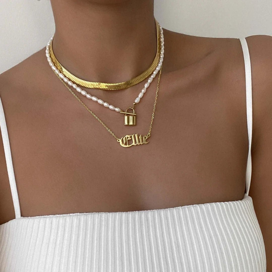 Old English Name Plate Collier in gold, gothic font personalised nameplate