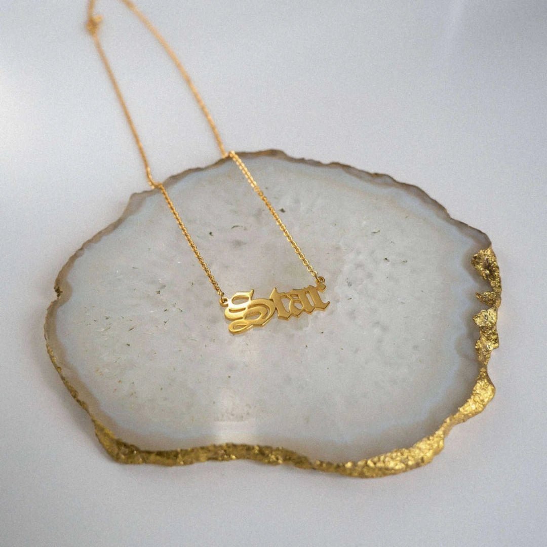 Collana con targhetta con nome inglese antico