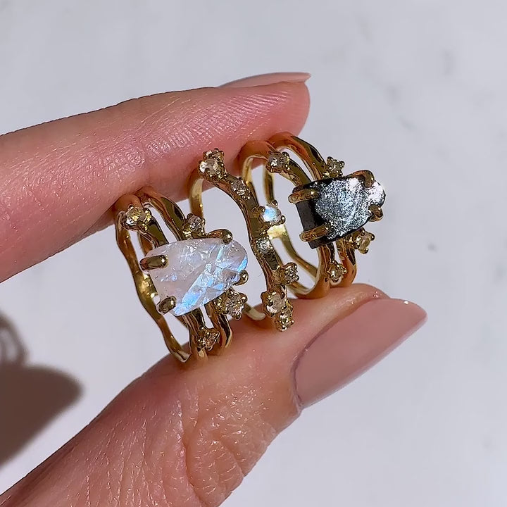 Anello con pietra di luna di cristallo grezzo