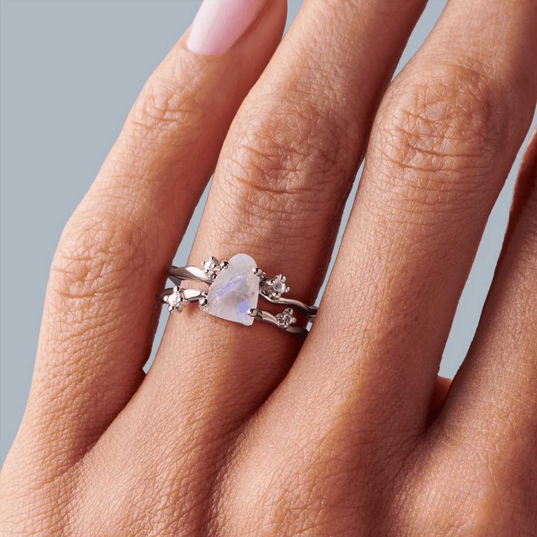 Anello con pietra di luna di cristallo grezzo