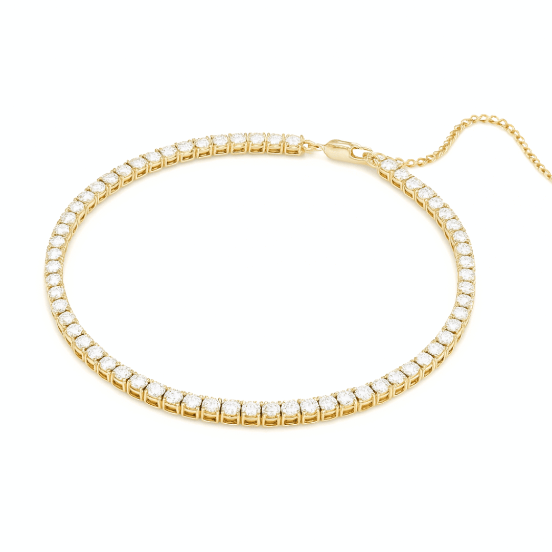 woman weaanello gold tennis collana with zirconia stones, summer lifestyle photo