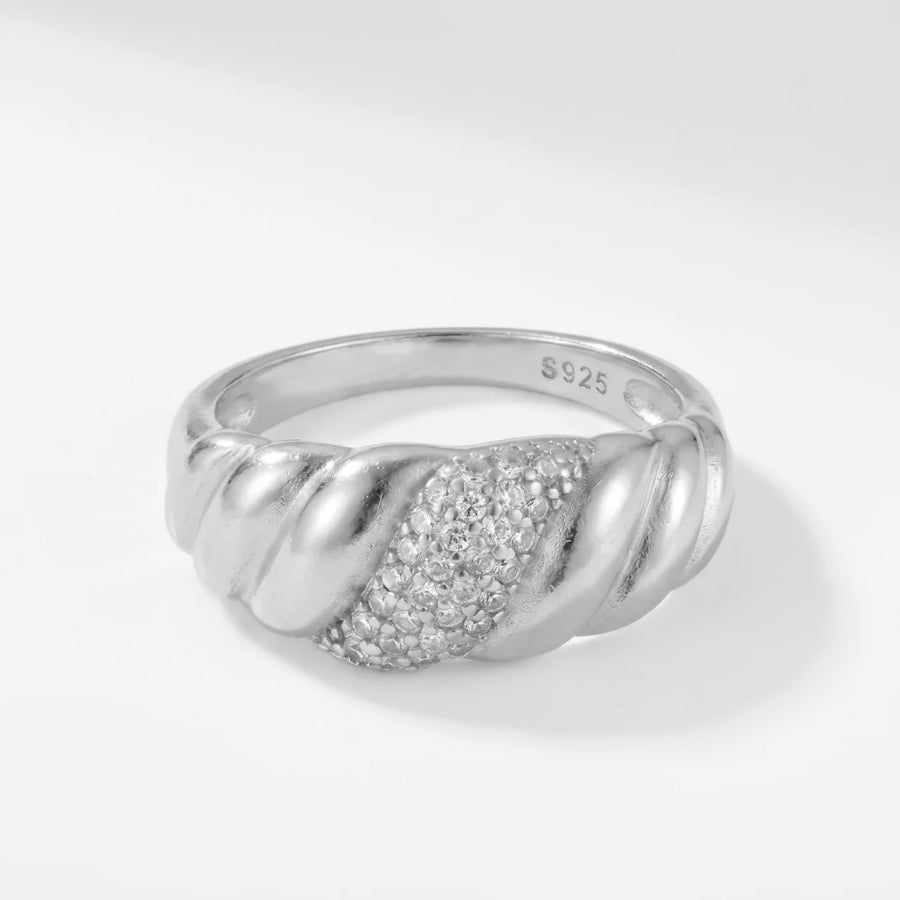 The Serpentina Pavé Ring macro detail
