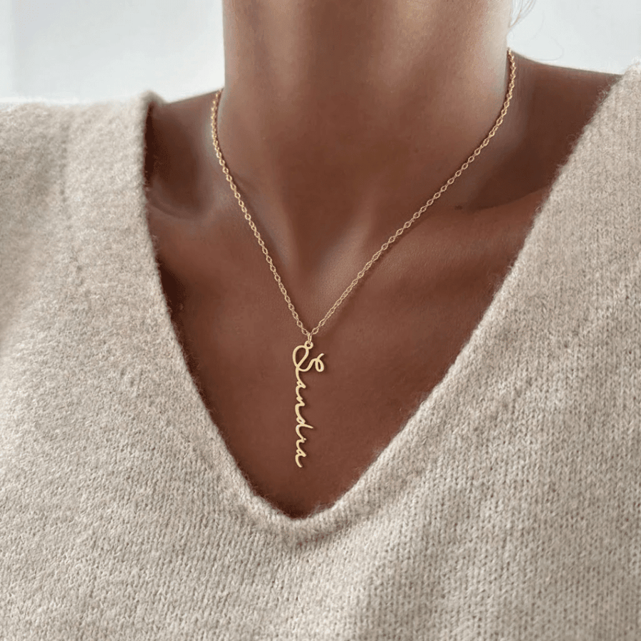 Vertical Signature Collier in gold, handwritten font name collier worn vertically